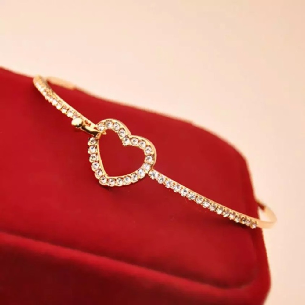 💙💎💲FIRM🛍➕BUNDLE➕🛍4 DISCOUNT! PAVE HEART CUFF! - Picture 6 of 8